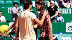 Los tenistas Taylor Fritz y Stefanos Tsitsipas se saludan tras su partido en cuartos de final del Masters 1.000 de Montecarlo.