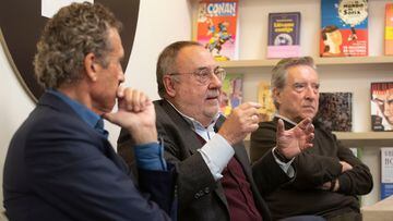 Alfredo Relaño, durante la presentación de su libro 'El último minuto. Días de gloria del Real Madrid', flanqueado por Jorge Valdano e Iñaki Gabilondo.