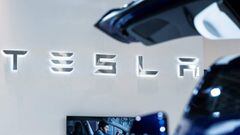 A Tesla logo is pictured during the Brussel Motor Show on January 9, 2020 in Brussel. (Photo by Kenzo TRIBOUILLARD / AFP)