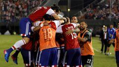 La selecci&oacute;n de Paraguay celebra el gol de Junior Alonso que le da la victoria frente a Ecuador.