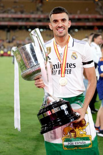 Ceballos posa con la Copa del Rey ganada por el Real Madrid esta temporada.