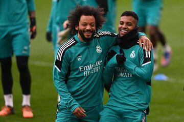 Marcelo y Rodrygo bromean en Stamford Bridge.