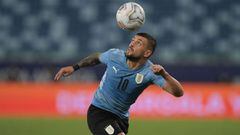 TOPSHOT - Uruguay&#039;s Giorgian De Arrascaeta heads the ball during the Conmebol Copa America 2021 football tournament group phase match against Bolivia at the Arena Pantanal Stadium in Cuiaba, Brazil, on June 24, 2021. (Photo by DOUGLAS MAGNO / AFP)
