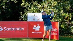 La golfista Clara Moyano golpea una bola durante la primera jornada del torneo del Santander Golf Tour en Pedre&ntilde;a.