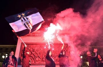 Turin (Italy), 13/05/2018.- Juventus fans celebrate after winning the seventh consecutive Italian soccer championship in Piazza San Carlo, Turin, Italy, 13 May 2018. (Italia) EFE/EPA/ALESSANDRO DI MARCO