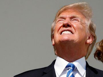 El presidente de Estados Unidos Donald Trump prefirió mirar el eclipse con las gafas recomendadas por los científicos.
