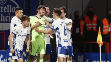 Los jugadores del Real Zaragoza felicitan a Cristian &Aacute;lvarez tras lograr el gol del empate en la &uacute;ltima jugada.
