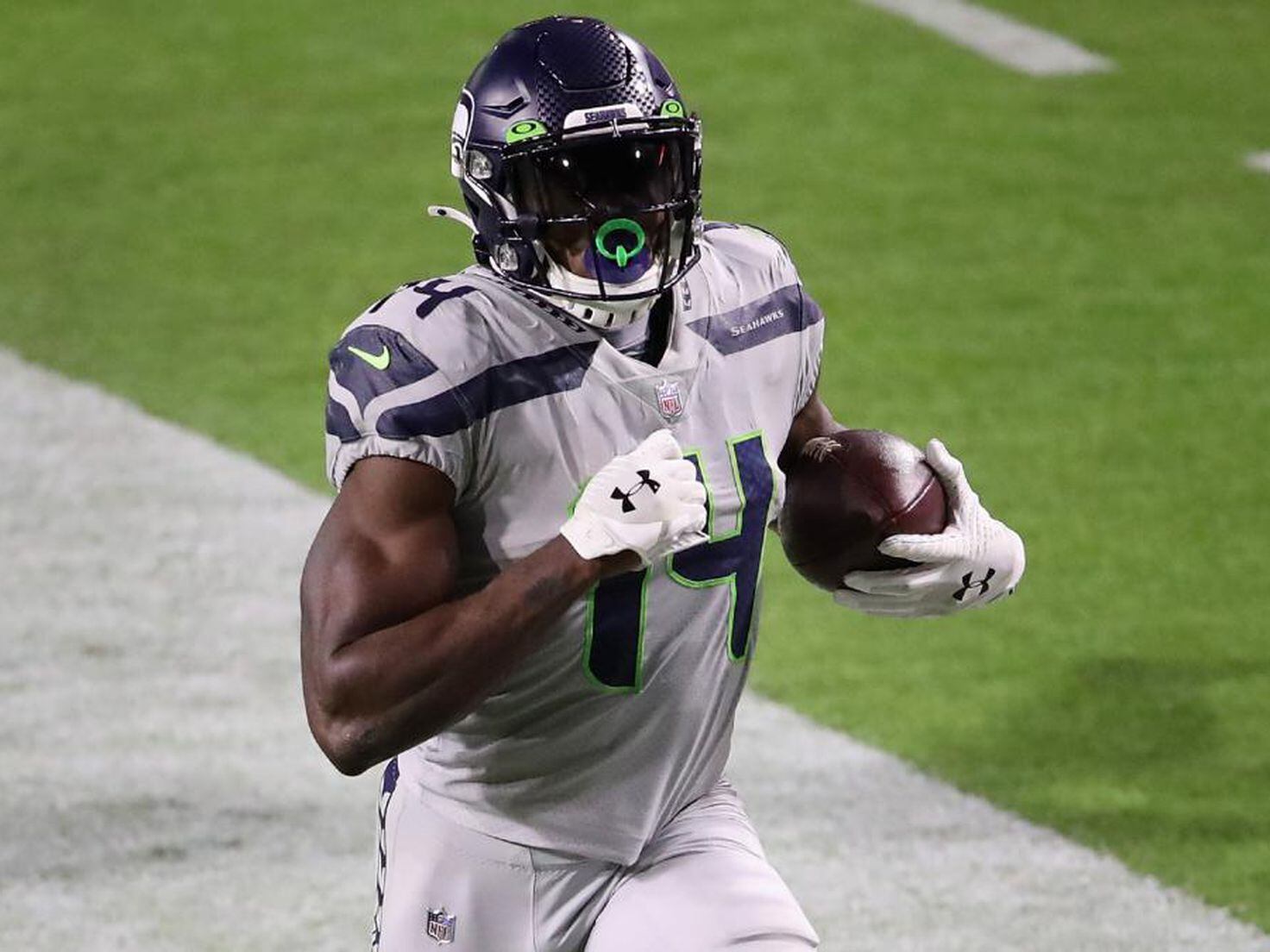 DK Metcalf of the Seattle Seahawks warms up before the game against News  Photo - Getty Images