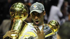 Kobe Bryant, con el MVP de las Finales y el trofeo que acredita el campe&oacute;n de la NBA de la temporada 2008-09