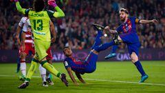 BARCELONA, SPAIN - OCTOBER 29:  Rafinha (C) of FC Barcelona scores the opening goal with an overhead kick during the La Liga match between FC Barcelona and Granada CF at Camp Nou stadium on October 29, 2016 in Barcelona, Spain.  (Photo by Alex Caparros/Ge