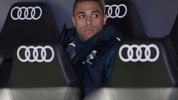 Mariano sentado en el banquillo del Santiago Bernabéu frente al Alavés.
