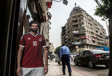 Recorte de cartón de tamaño real del jugador egipcio del Liverpool Mohamed Salah en exhibición frente a una tienda en el centro de El Cairo.
