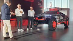 Carlos Sainz y Lucas Cruz junto al Audi RS Q e-tron en Madrid. 