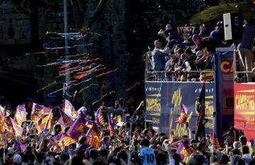 Barça's bus wends its way through the adoring crowd.