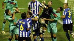 <b>PODEROSO. </b>Ismael Falcón despeja de puños un balón ante la oposición de Tello.