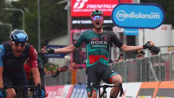 Nico Denz celebra su segunda victoria en el Giro 2023.