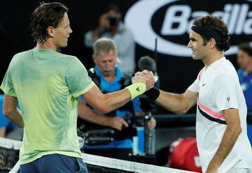 Berdych and Federer shake hands after Wednesday's semi-final in Melbourne.