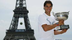 Rafael Nadal posa delante de la Torre Eiffel de Par&iacute;s con el t&iacute;tulo de campe&oacute;n de Roland Garros de 2014.