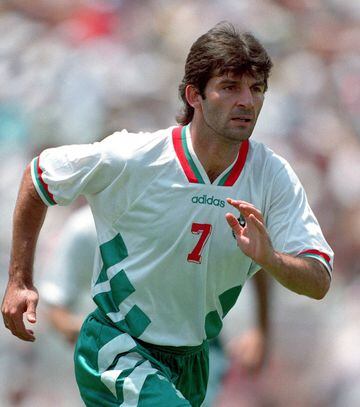 Fuerte y peligroso atacante de la selección búlgara que obtuvo el cuarto puesto en Estados Unidos 1994. 