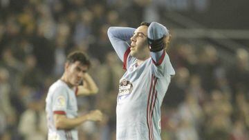 Iago Aspas se lamenta con las manos en la cabeza durante el partido entre el Celta y el Barcelona.