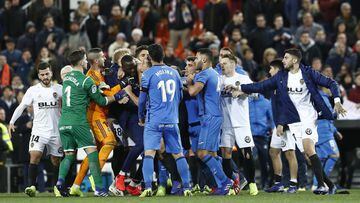 Los jugadores del Valencia y Getafe acabaron enzardados al final del encuentro.