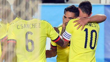 Falcao y James celebran por el gol del Tigre ante Espa&ntilde;a.