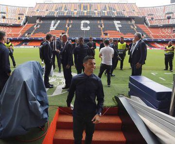 Cristiano has a look around the Mestalla.
