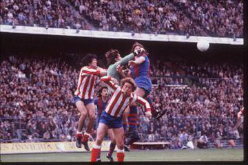 29/04/79. Partido de Liga. Atlético de Madrid-Barcelona. Artola despeja un balón entre Migueli, Leivinha y Rubén Cano.