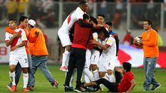 Soccer Football - 2018 World Cup Qualifiers - Peru v Colombia - Nacional Stadium, Lima, Peru - October 10, 2017. Peru&#039;s team players celebrate. REUTERS/Mariana Bazo