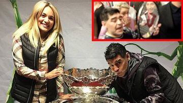 Maradona besa la Copa Davis con su novia, Roc&iacute;o Oliva. Arriba, el astro argentino, con la raqueta de Del Potro.