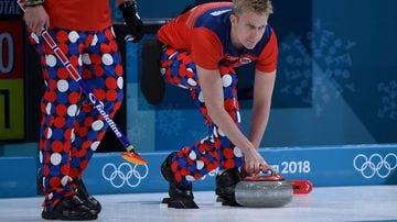 El 16 de febrero, el equipo de curling de Noruega saltó al hielo con unos pants que tenían una gran cantidad de círculos rojos, azules y blancos. Un estilo bastante clásico.