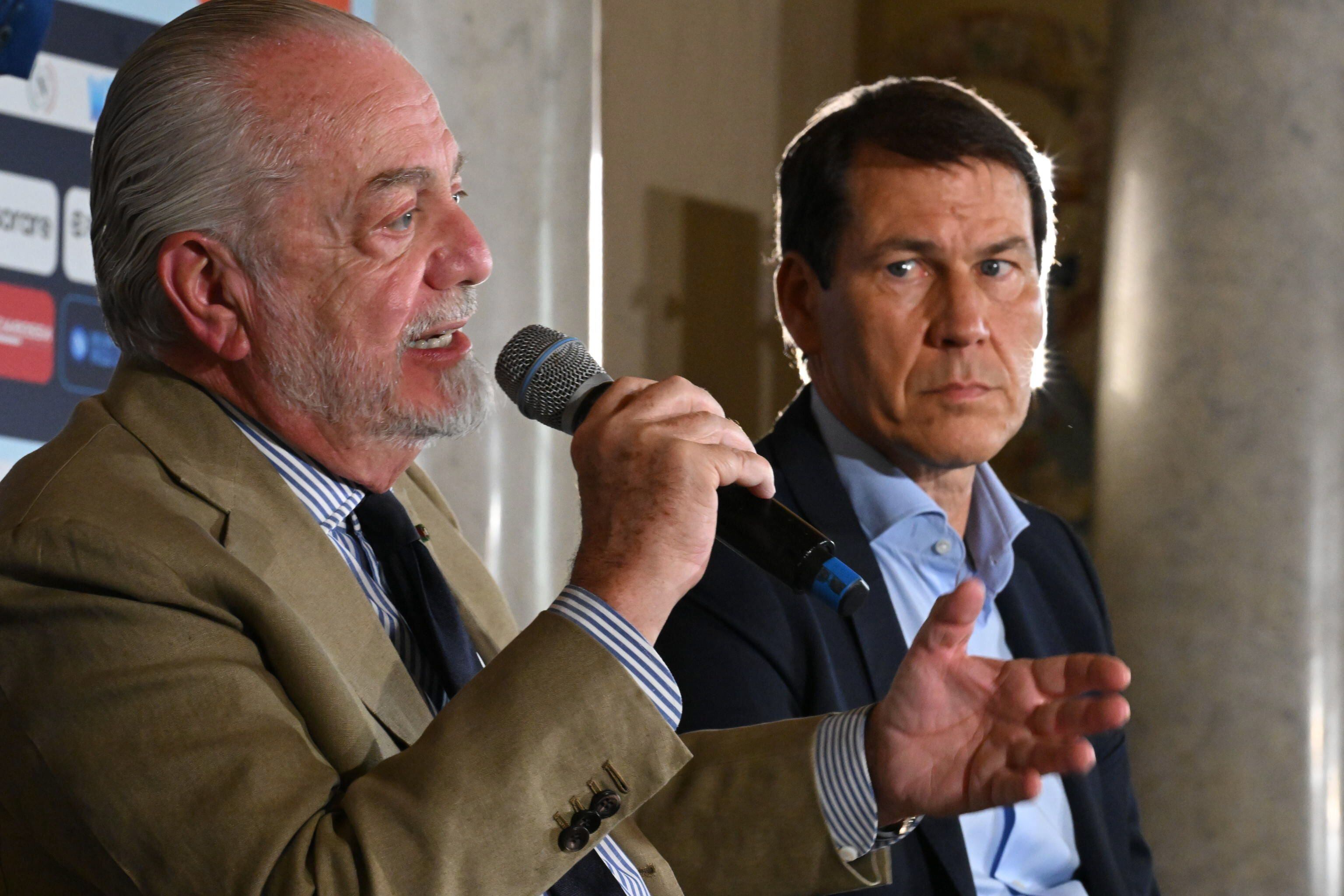 Naples (Italy), 19/06/2023.- New SSC Napoli head coach Rudi Garcia (R) looks at SSC Napoli President Aurelio De Laurentiis during his presentation at a press conference in Naples, Italy, 19 June 2023. (Italia, Nápoles) EFE/EPA/CIRO FUSCO
