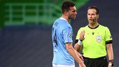Dutch referee Danny Makkelie talks to Manchester City&#039;s French defender Aymeric Laporte during the UEFA Champions League quarter-final football match between Manchester City and Lyon at the Jose Alvalade stadium in Lisbon on August 15, 2020. (Photo b