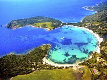 La isla francesa situada al sureste de la Costa Azul, Niza, es la cuarta isla más grande del mar Mediterráneo y un lugar privilegiado con hermosas playas, montañas, valles y pequeños pueblos enclavados en majestuosos bosques.