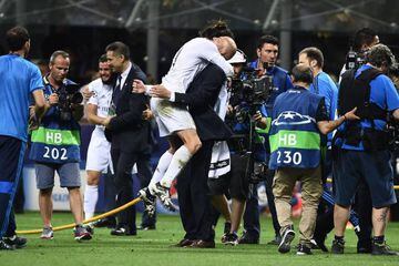Bale se abraza a Zidane.