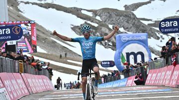 El ciclista italiano del EOLO-KOMETA Davide Bais celebra su victoria en la cima del Gran Sasso en el Giro de Italia 2023.
