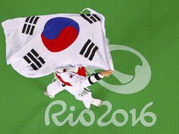 Kim So-Hui celebrates winning the Women's 49kg Taekwondo Final.