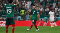 Henry Martin celebra el primer gol de México a Arabia Saudita en Lusail en Qatar 2022.