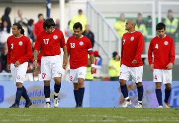Por un conflicto con la marca Brooks, Chile jugó dos partidos sin marca en su camiseta. El 24 de marzo de 2007, la Roja de Nelson Acosta perdió 4-0 ante Brasil en Gotemburgo, Suecia. 