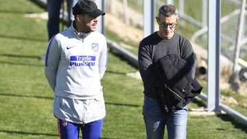 Simone hablando junto al director deportivo del Atlético de Madrid, Andrea Berta. 