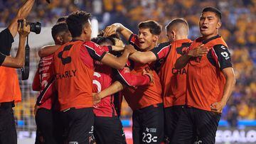 Jugadores del Atlas festejan el gol en contra de Tigres.