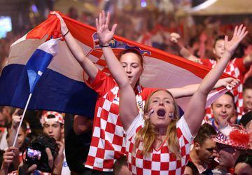 Soccer Football - World Cup - Semi-Final - Croatia v England - Zagreb, Croatia - July 11, 2018. Croatia's fans watch the broadcast of the World Cup semi-final match between Croatia and England in the fan zone. REUTERS/Antonio Bronic