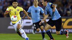 El delantero colombiano disputa un bal&oacute;n con Diego God&iacute;n en el juego ante Uruguay.