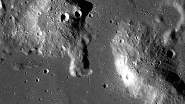 Hallan misteriosos montículos en la Luna