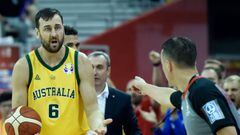 Australia&#039;s Andrew Bogut (L) reacts to a referee during the Basketball World Cup quarter-final game between Australia and Czech Republic in Shanghai on September 11, 2019. (Photo by WANG ZHAO / AFP)