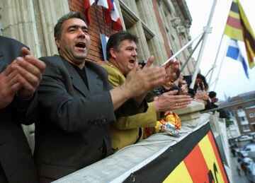 Ladislao Lozano, en el balcón del ayuntamiento de Calais durante la celebración del subcampeonato en la Copa de Francia.