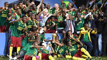 TOPSHOT - Cameroon team players and Cameroon&#039;s Belgian coach Hugo Broos (C) celebrate after beating Egypt 2-1 to win the 2017 Africa Cup of Nations final football match between Egypt and Cameroon at the Stade de l&#039;Amitie Sino-Gabonaise in Librev