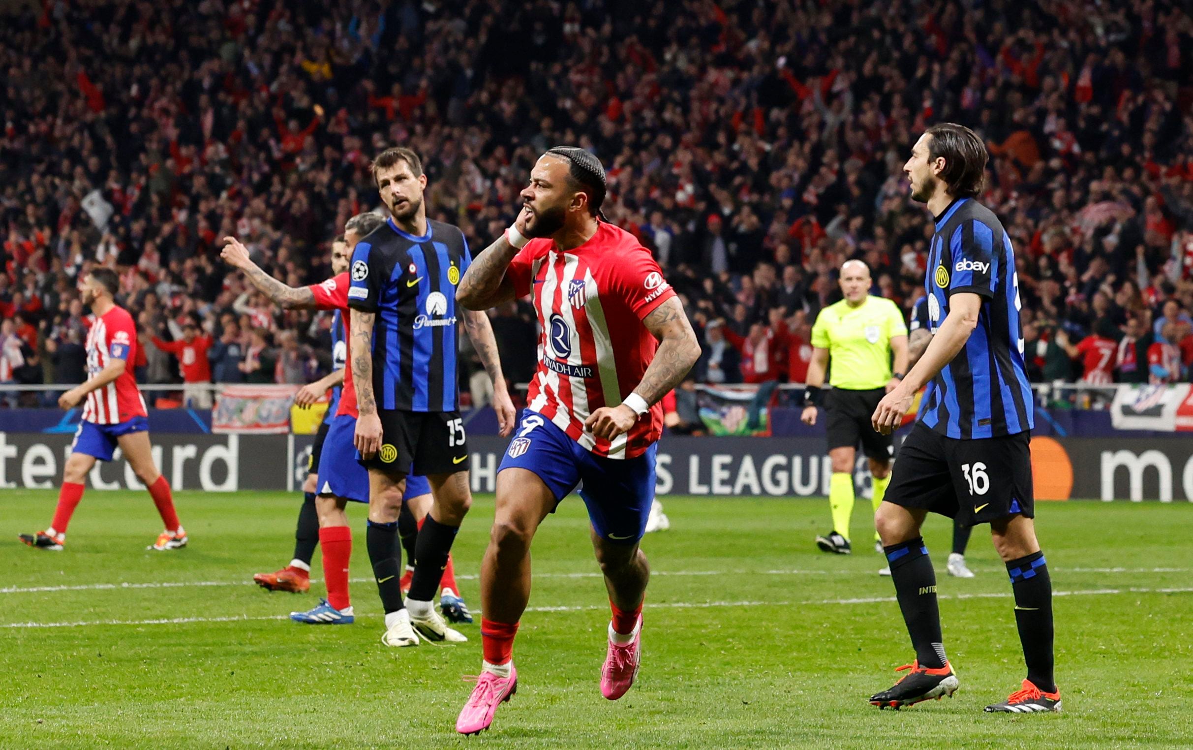 Memphis Depay celebra un gol ante el Inter de Milán en la Champions League