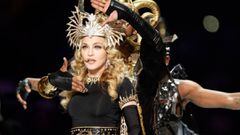 Madonna durante su actuación en la Super Bowl de 2012