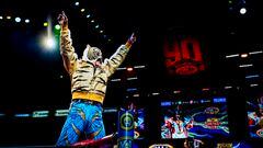 Tiger Mask hace su entrada al ring en la Arena México.